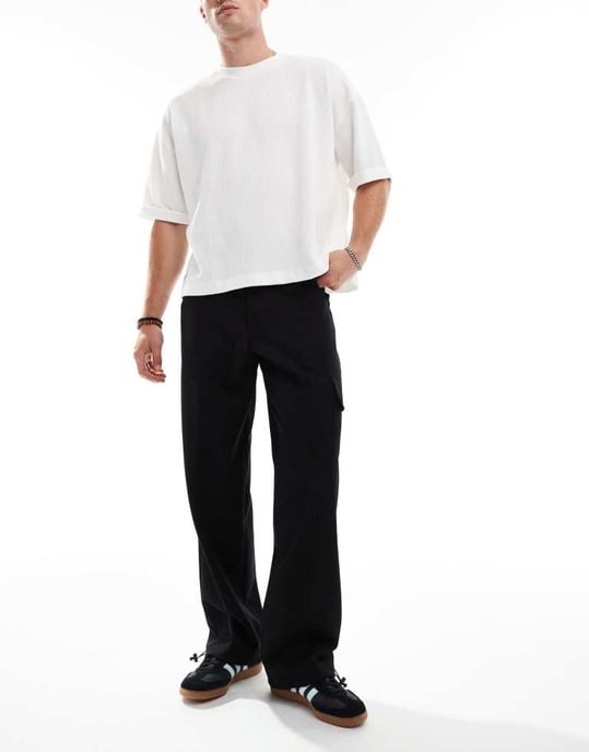 ASOS DESIGN smart vida cargobyxor med dragsko nederkant i svart - Image 2