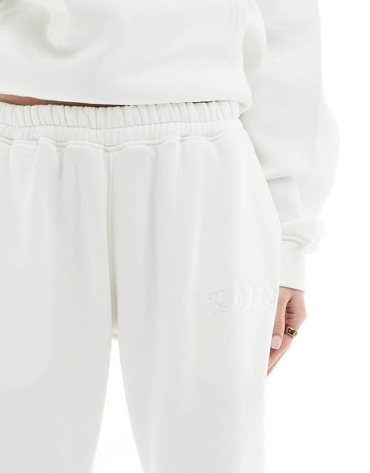 Kaiia logotyp vida ben joggers-set i vitt - Image 3