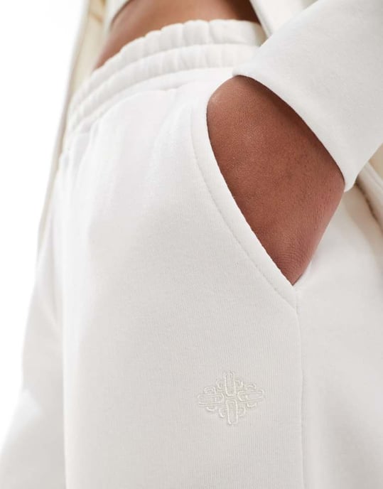 The Couture Club samordnad avslappnad vida joggers i off white - Image 2