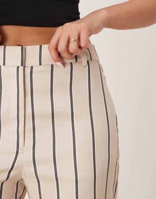 ASOS DESIGN skräddarsydda avslappnade byxor i stensrandig koord - Image 3
