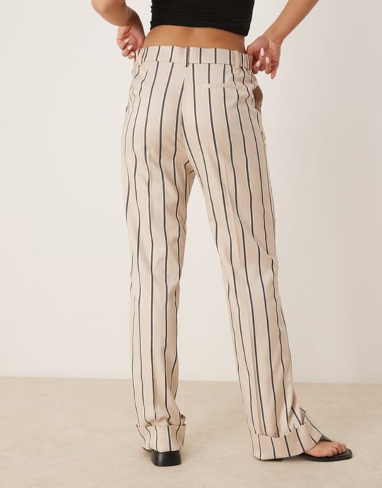 ASOS DESIGN skräddarsydda avslappnade byxor i stensrandig koord - Image 4