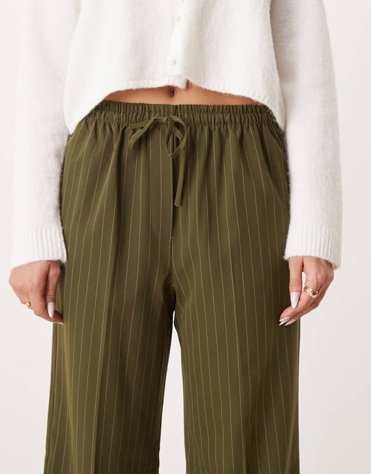 ASOS DESIGN skräddarsydda byxor med resår i olivrandig - Image 2