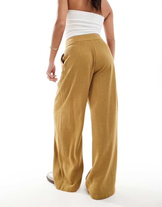 ASOS DESIGN Petite skräddarsydda högmidjade byxor med sömdetaljer och vida ben i linne i olivgrön - Image 4