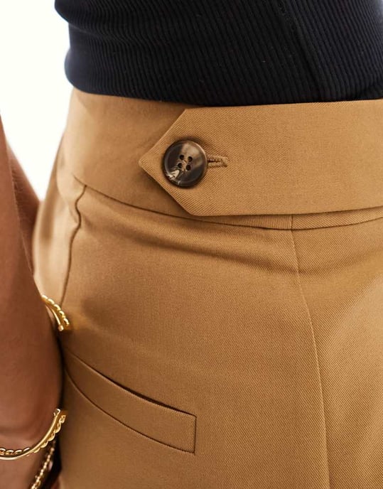 ASOS DESIGN Petite skräddarsydd byxa med tunn benskärning i brunt - Image 3