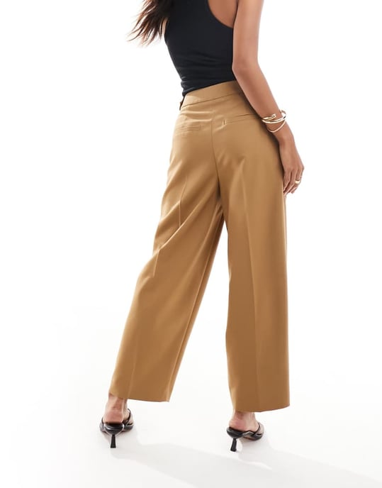 ASOS DESIGN Petite skräddarsydd byxa med tunn benskärning i brunt - Image 4