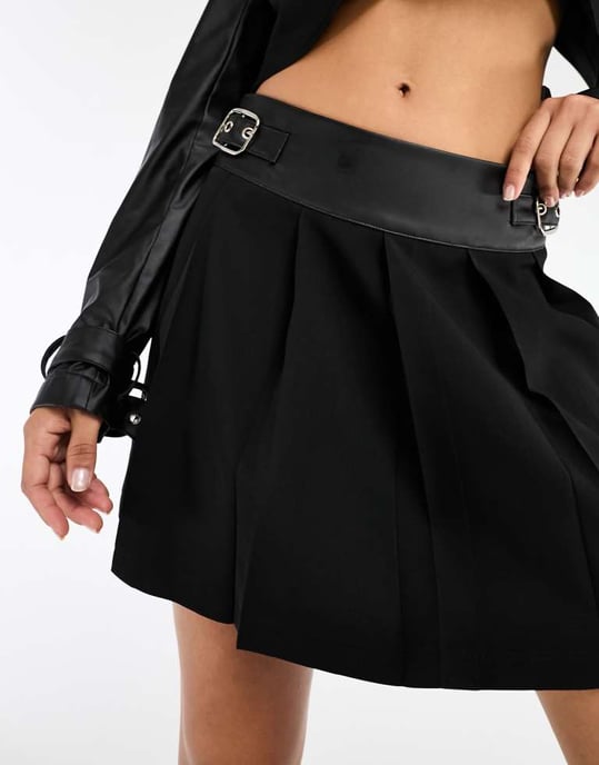 Missyempire plisserad miniskirt med läderlook-detaljer i svart - Image 3