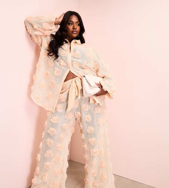 ASOS LUXE Curve 3D blommig virkad strandbyxa i krämfärg - Image 1