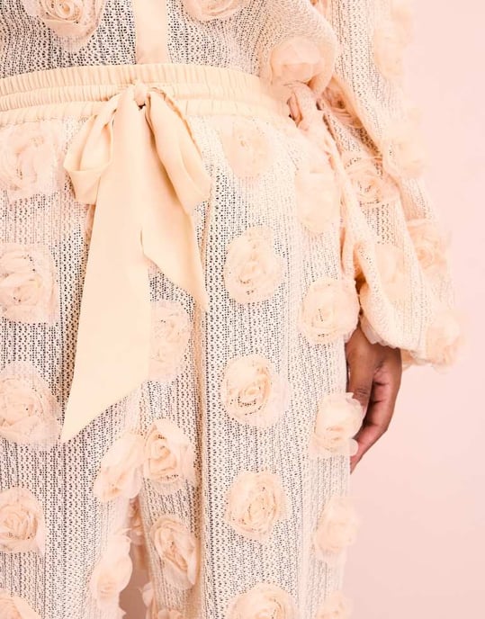 ASOS LUXE Curve 3D blommig virkad strandbyxa i krämfärg - Image 2