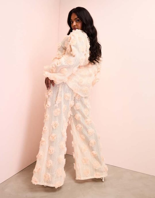 ASOS LUXE Curve 3D blommig virkad strandbyxa i krämfärg - Image 3