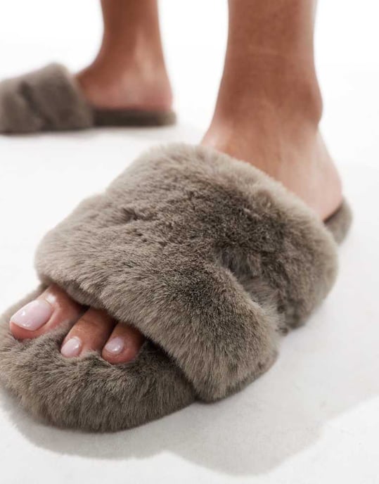 Simmi London Polar fluffiga tofflor i grått - Image 4