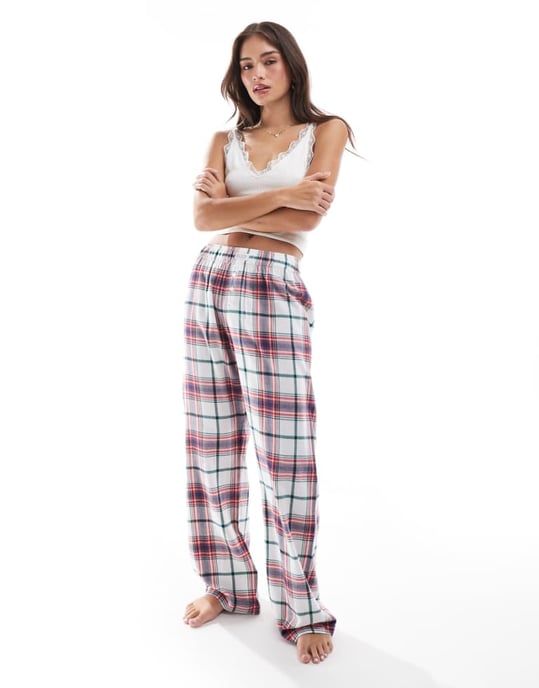 Cotton On avslappnade flanellpyjamasbyxor i röd och svart rutig - Image 1