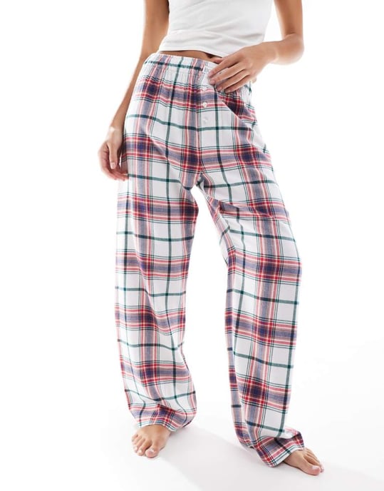 Cotton On avslappnade flanellpyjamasbyxor i röd och svart rutig - Image 2