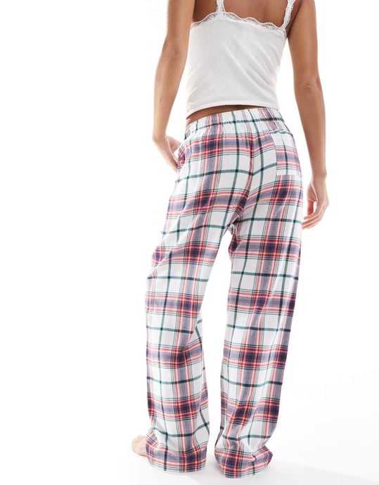 Cotton On avslappnade flanellpyjamasbyxor i röd och svart rutig - Image 4