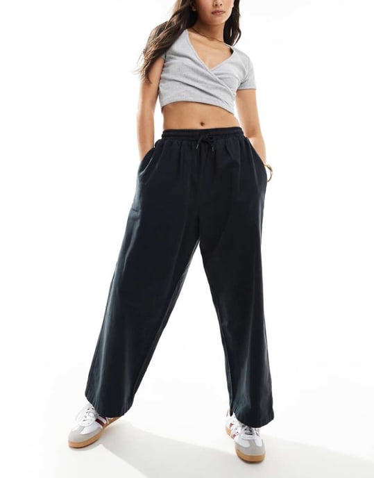ASOS DESIGN oversized byxa med tunn benslut i svart - Image 1