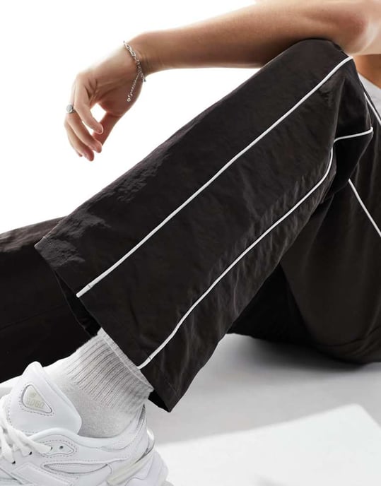 ASOS DESIGN baggy nylon träningsbyxor i brunt med vita detaljer - Image 2