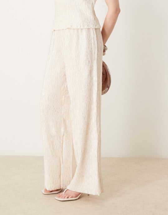 YAS shimmer krinklad vidbenad byxdress i sandshell - Image 2