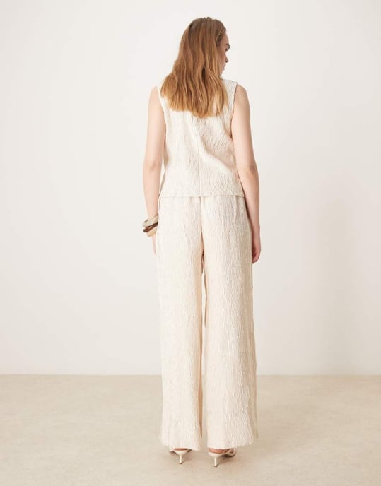 YAS shimmer krinklad vidbenad byxdress i sandshell - Image 4