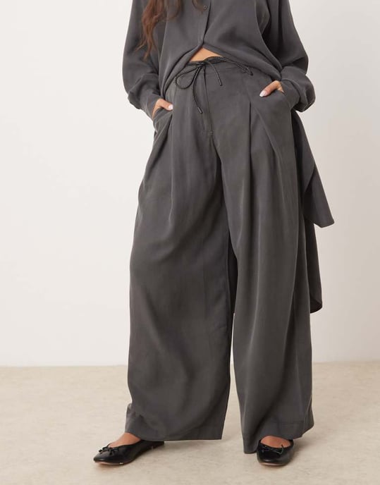 ASOS DESIGN plisserade vida byxor med knyt i grå set - Image 2