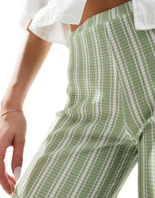 ASOS DESIGN texturerade vida ben byxor med dragsko i grön rand - Image 2