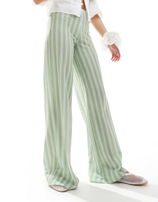 ASOS DESIGN texturerade vida ben byxor med dragsko i grön rand - Image 3