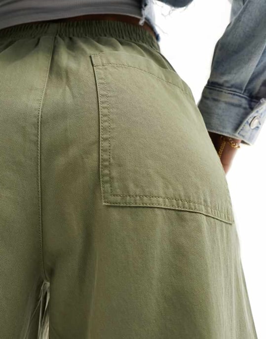 ASOS DESIGN mjuka byxor med rundad ben i khaki - Image 4