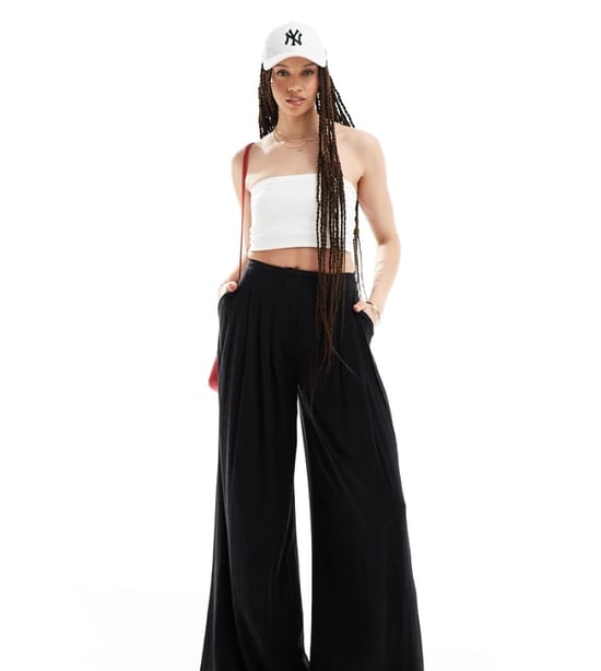 ASOS DESIGN Lång plisserad palazzo byxa med vida ben i linne i svart - Image 1