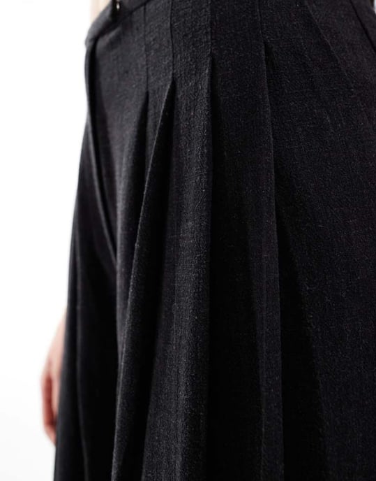 ASOS DESIGN Lång plisserad palazzo byxa med vida ben i linne i svart - Image 4