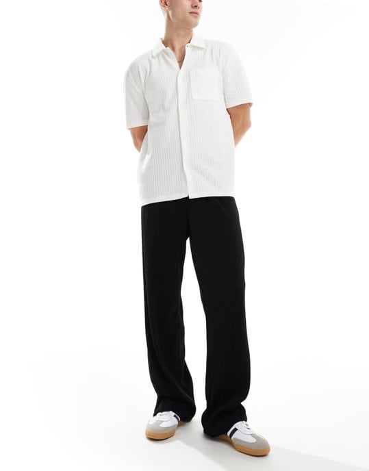ASOS DESIGN smart bredbyxplisséer i svart - Image 1