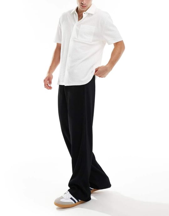 ASOS DESIGN smart bredbyxplisséer i svart - Image 4