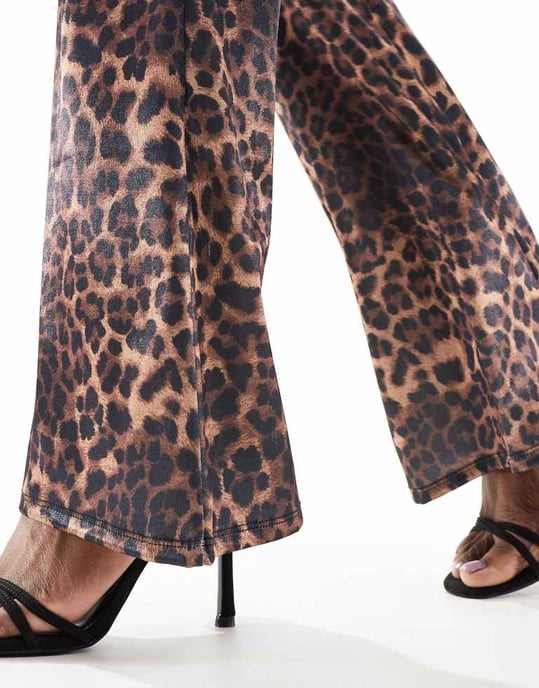 ASOS DESIGN leopardmönstrade utsvängda byxor i satin - Image 3