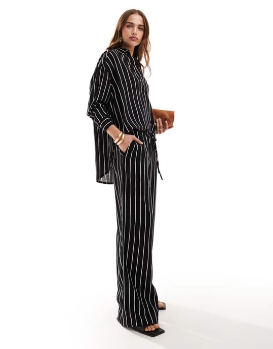 ASOS DESIGN byxor med vida ben i linne med svart rand - Image 3
