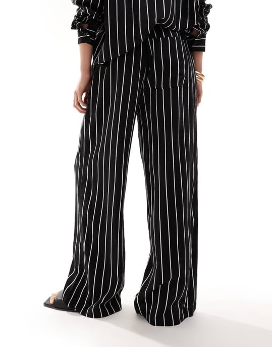 ASOS DESIGN byxor med vida ben i linne med svart rand - Image 4