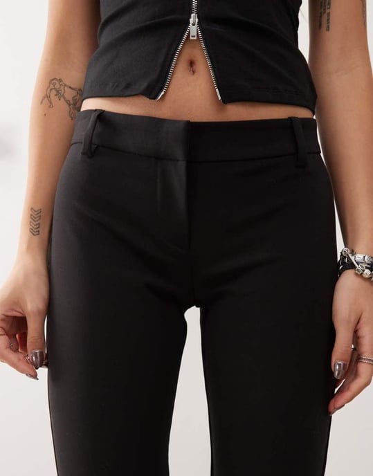 Weekday Kawa slim-legbyxor med rynkad knädetalj i svart - Image 4