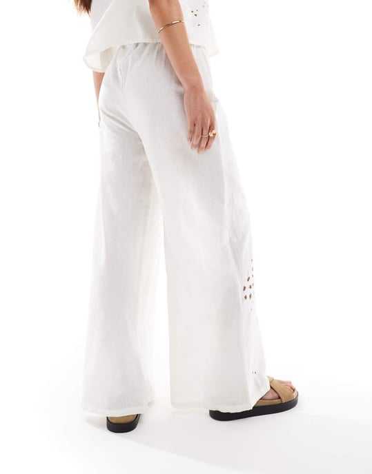 ASOS DESIGN vida byxor med utskärningar i cream - Image 2