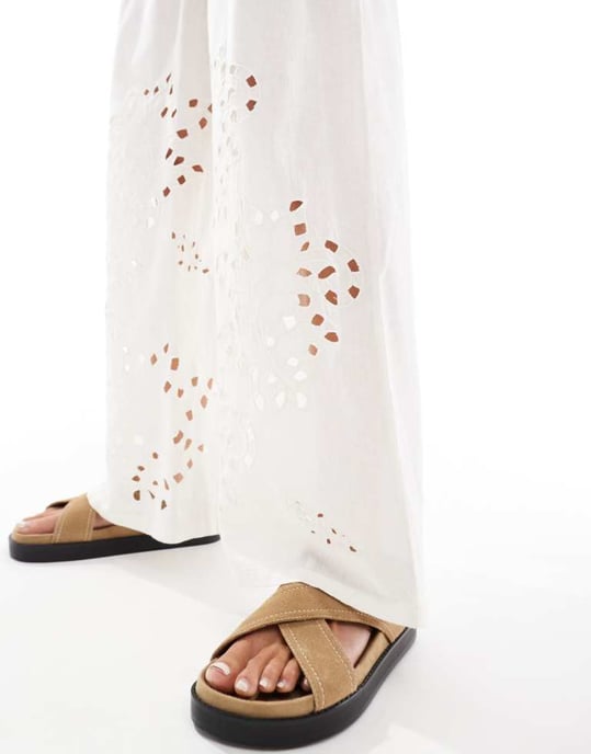 ASOS DESIGN vida byxor med utskärningar i cream - Image 3