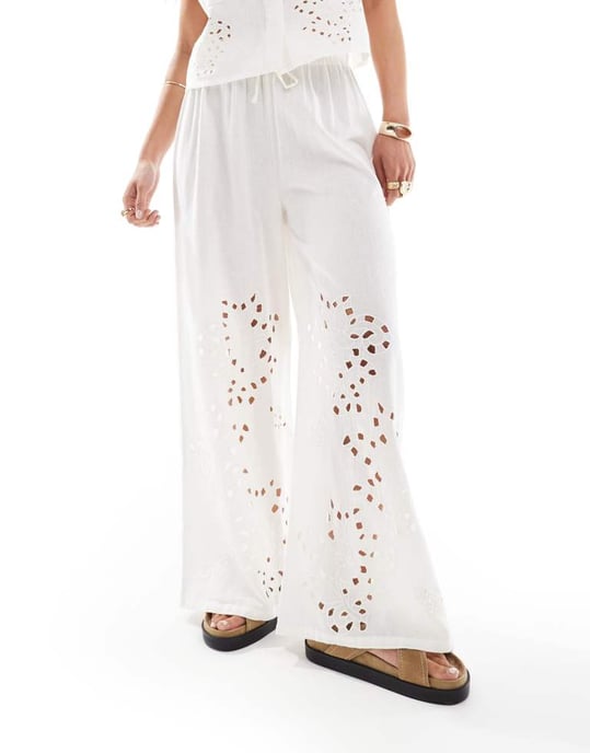 ASOS DESIGN vida byxor med utskärningar i cream - Image 4