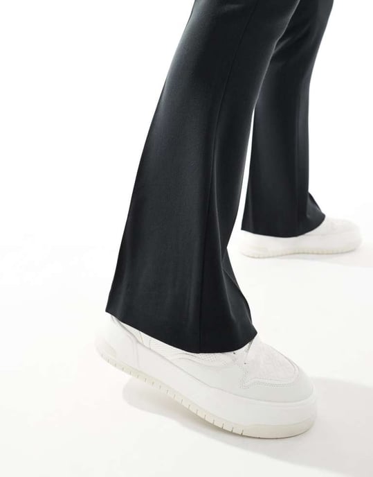 ASOS DESIGN smala utställda eleganta byxor i svart - Image 2