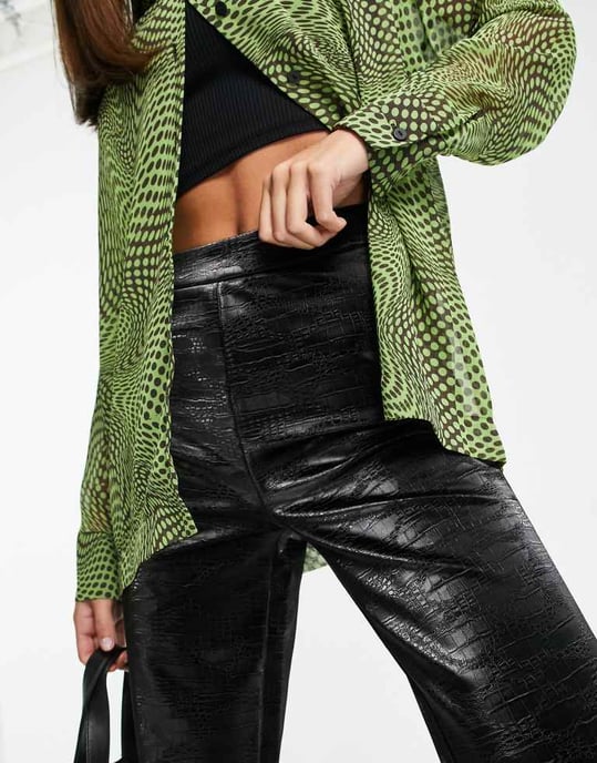 ASOS DESIGN Lång raka byxor i iriserande krokodilimitation i svart - Image 3