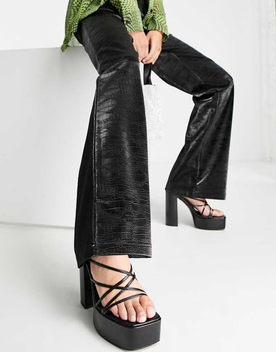 ASOS DESIGN Lång raka byxor i iriserande krokodilimitation i svart - Image 4