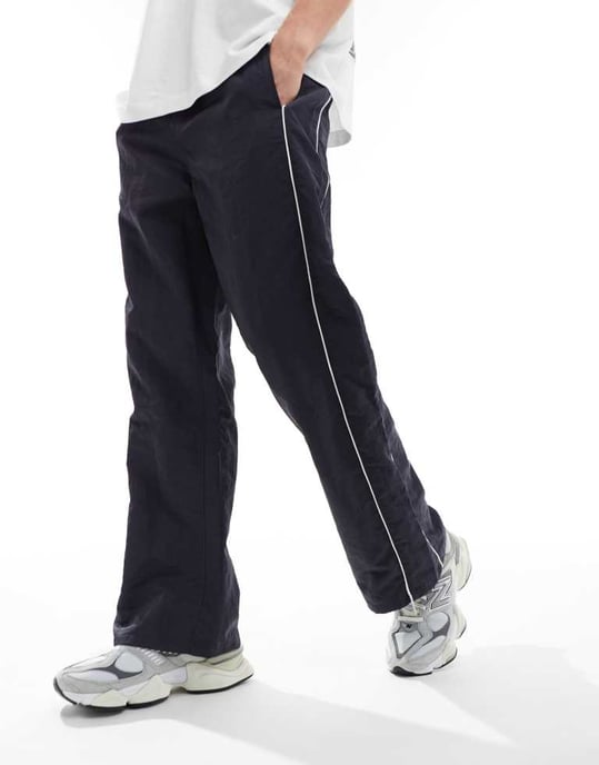 ASOS DESIGN baggy nylon träningsbyxor med vit kant i marinblått - Image 2