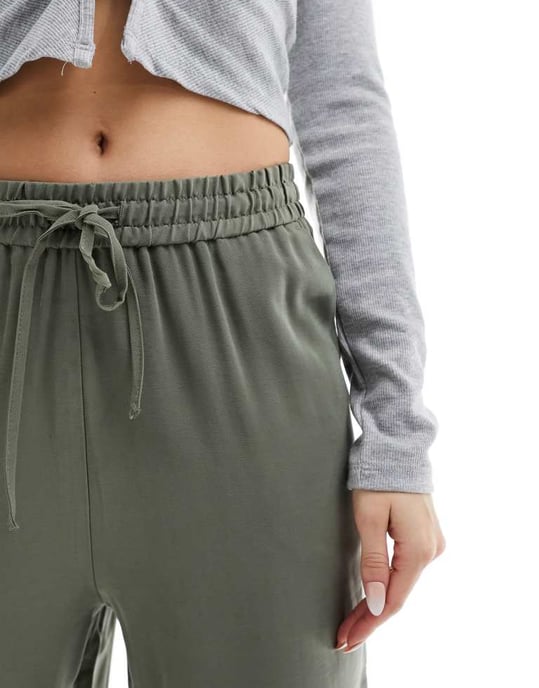 Miss Selfridge mjuk beröring resårmidja vida byxor i khaki - Image 2