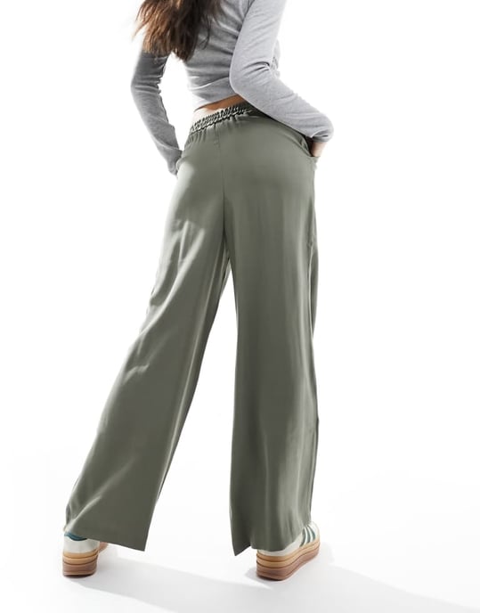 Miss Selfridge mjuk beröring resårmidja vida byxor i khaki - Image 3