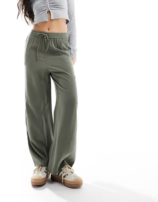 Miss Selfridge mjuk beröring resårmidja vida byxor i khaki - Image 4