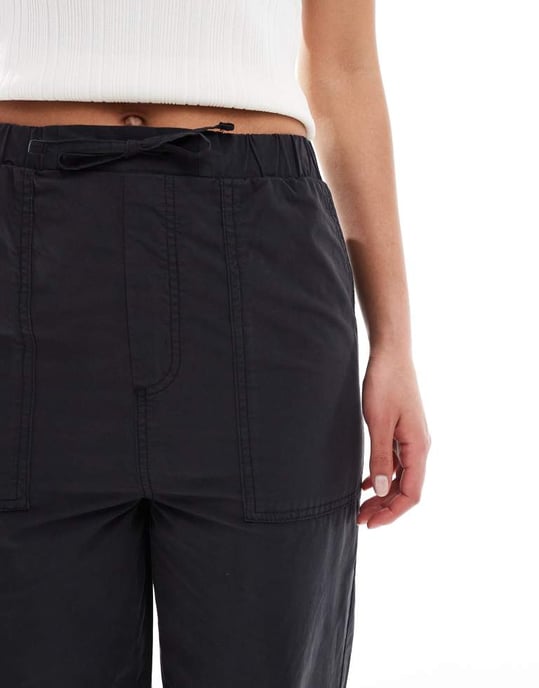 ASOS DESIGN Lång utility-byxa i tvättad svart - Image 4