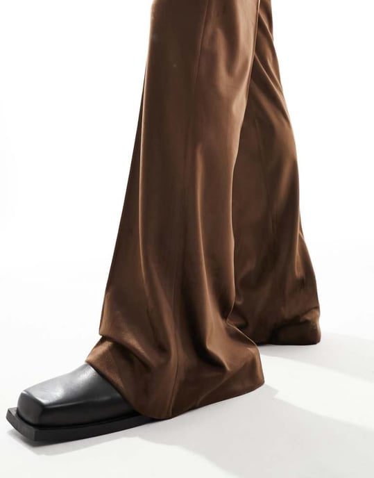 ASOS DESIGN flared kostymbyxor i brun suedette - Image 2
