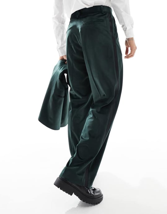 ASOS DESIGN byxorna i sammetsmaterial med vida ben i grön tuxedosuit - Image 2