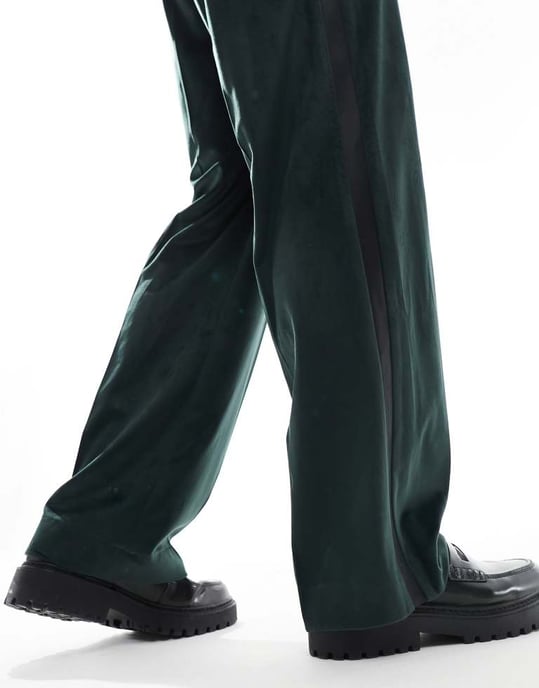 ASOS DESIGN byxorna i sammetsmaterial med vida ben i grön tuxedosuit - Image 4