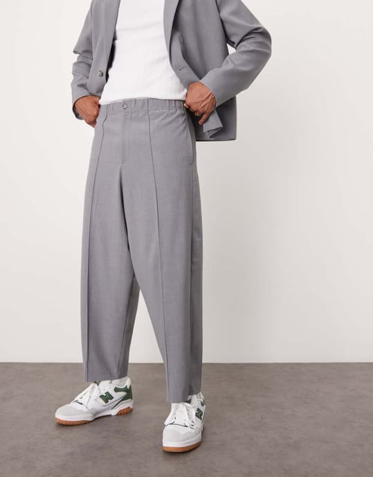 ASOS DESIGN avslappnade byxor med rörlig ben i grått - Image 3
