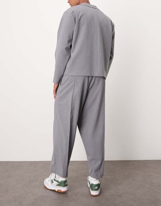 ASOS DESIGN avslappnade byxor med rörlig ben i grått - Image 4