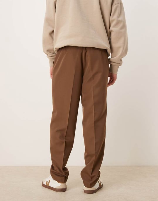 ASOS DESIGN smart oversized tapered byxor med framfåll i brunt - Image 3